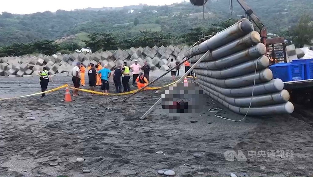 海巡署第一三岸巡隊組表示,三和安檢所13日接獲漁民報案指稱,一名女子遭膠筏壓臥在沙灘上,海巡人員抵達現場後,立即展開救援並執行現場封鎖管制,利用吊車將膠筏拉起後,確認女子已無呼吸心跳判定死亡。(第一三岸巡隊提供)中央社記者李先鳳傳真 108年10月13日