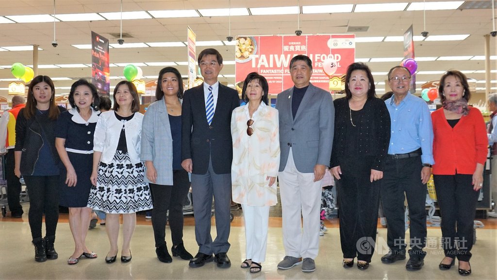 駐洛杉磯台北經濟文化辦事處長朱文祥(左5)12日出席台灣美食節活動時表示,台灣食品業者的高規格食安標準,能讓各國消費者吃得安心。中央社記者林宏翰洛杉磯攝 108年10月13日