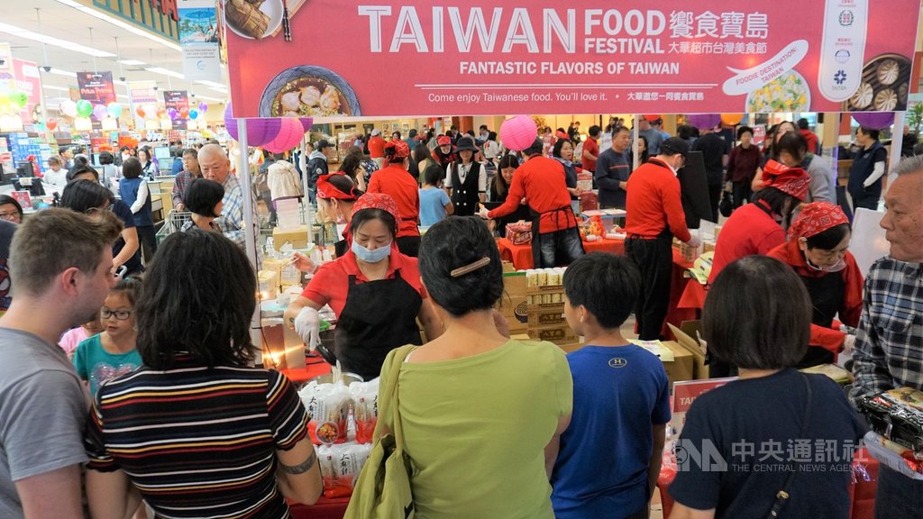 美國大型華人超市在外貿協會、經濟部國貿局贊助下舉行台灣美食節,為台灣食品業者拓展美國市場,促銷活動上吸引人潮。中央社記者林宏翰洛杉磯攝 108年10月13日