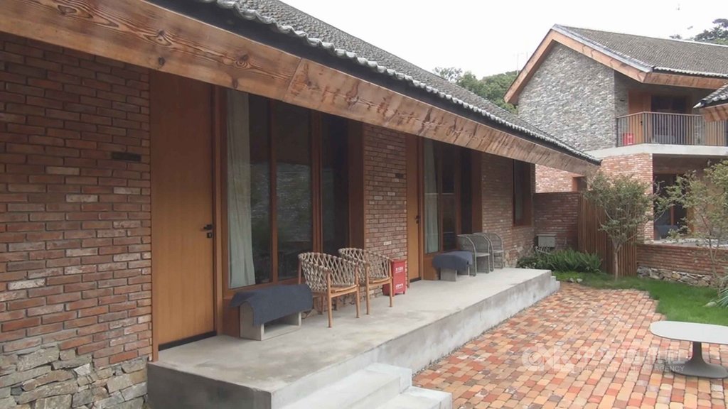 北京市遠郊山區的北溝村,2009年起出現各種形式的民宿及旅社,形成中國北部知名的民宿村。圖為餐飲業者投資、全新興建、兼具日式及歐式風格的商務型旅社。中央社記者邱國強北京攝 108年10月13日