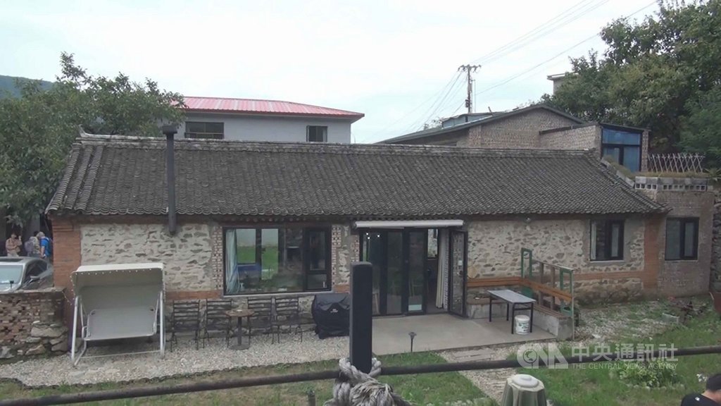 北京市遠郊山區的北溝村,2009年起出現各種形式的民宿,形成中國北部知名的民宿村。圖為「修舊如舊」型,結構基本不作變更的形式,最受遊客歡迎。中央社記者邱國強北京攝 108年10月13日