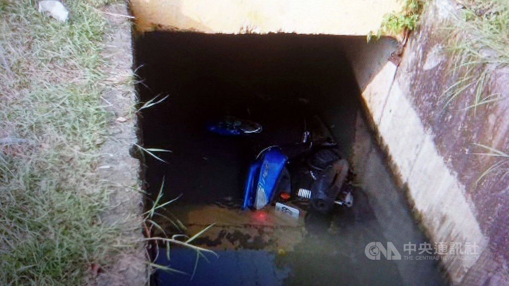 嘉義黃姓男子13日騎車行經水上鄉崎仔頭道路時,因不明原因衝入路邊水溝,黃男被救起時呈現OHCA(到院前心肺功能停止)狀態,送醫急救不治,事發原因待釐清。(翻攝畫面)中央社記者黃國芳傳真 108年10月13日