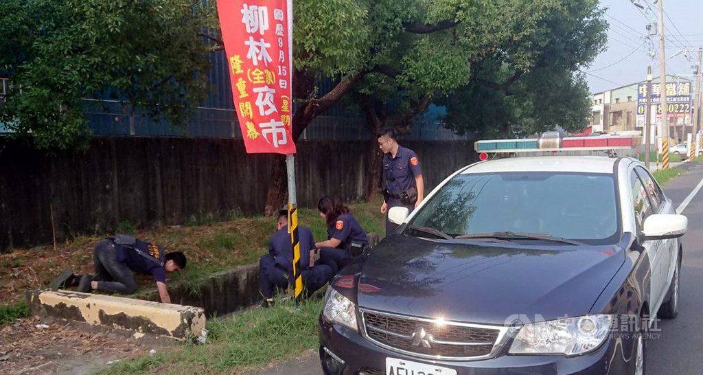 嘉義黃姓男子13日騎車行經水上鄉崎仔頭道路時,因不明原因衝入路邊水溝,黃男被救起送醫後仍宣告不治。圖為警方到場蒐證。(民眾提供)中央社記者黃國芳傳真 108年10月13日
