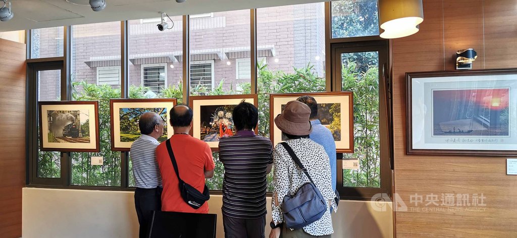 將花蓮美景裝進畫框,花蓮縣洄瀾攝影學會聯展在藍天麗池飯店開展,以花蓮風情、在地人文、自然生態為主題,吸引許多民眾前往觀賞。中央社記者李先鳳攝 108年10月13日