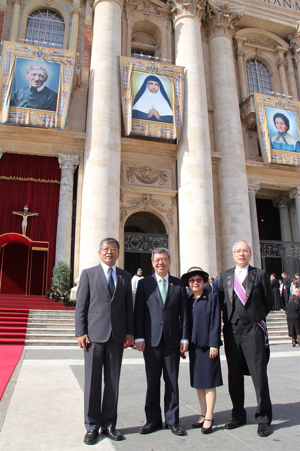 副總統陳建仁夫婦(中)在外交部政務次長謝武樵(左)與駐教廷大使李世明(右)陪同下,代表中華民國出席13日在聖伯多祿廣場舉行的教廷封聖典禮。(駐教廷大使館提供)中央社記者黃雅詩梵蒂岡傳真 108年10月13日