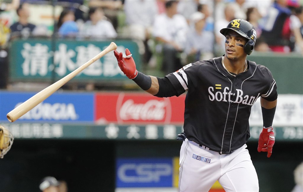 日本職棒13日進行季後賽決勝輪第4戰,西武在主場迎戰軟銀,軟銀砲火猛烈,4局上洋砲賈西亞爾轟出陽春砲。(共同社提供)