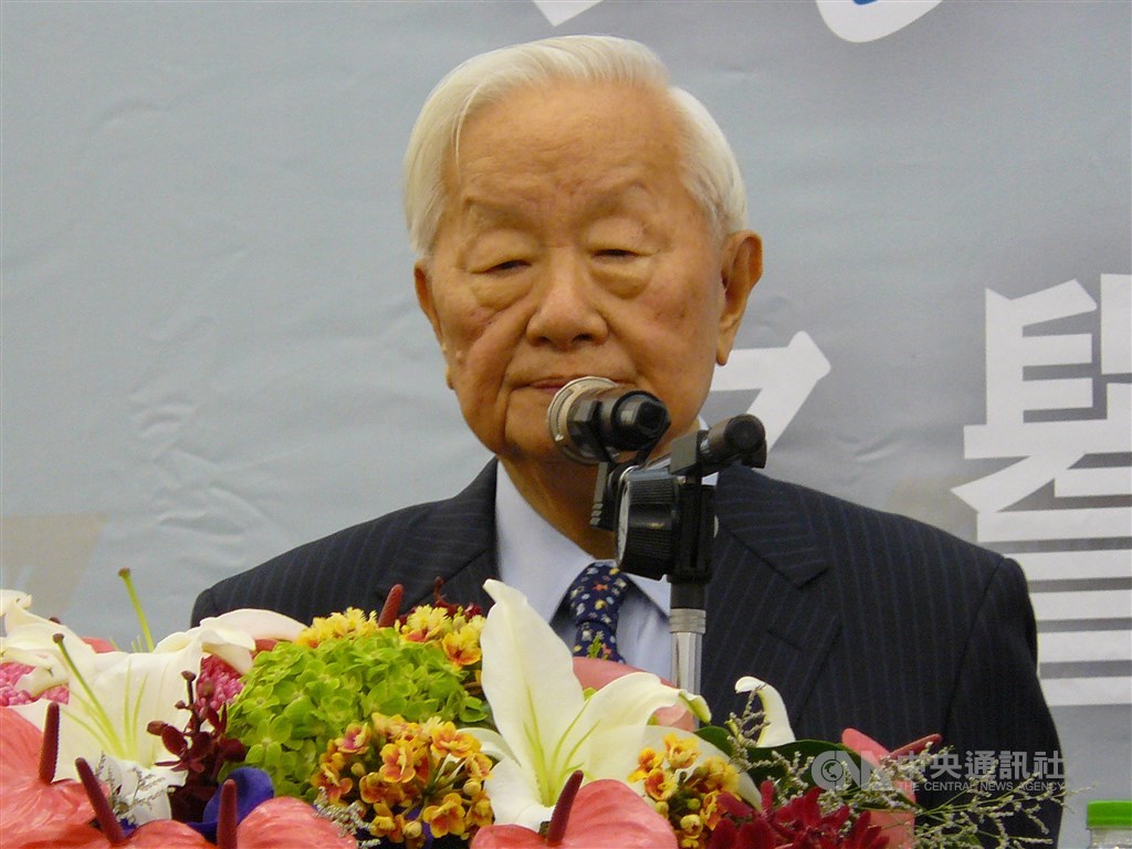 台積電今年營收屢飆新高,市值也受惠股價水漲船高,對應台積電創辦人張忠謀去年交棒時,曾表示台積電還會再次創造奇蹟,今年8月就預言成真。(中央社檔案照片)