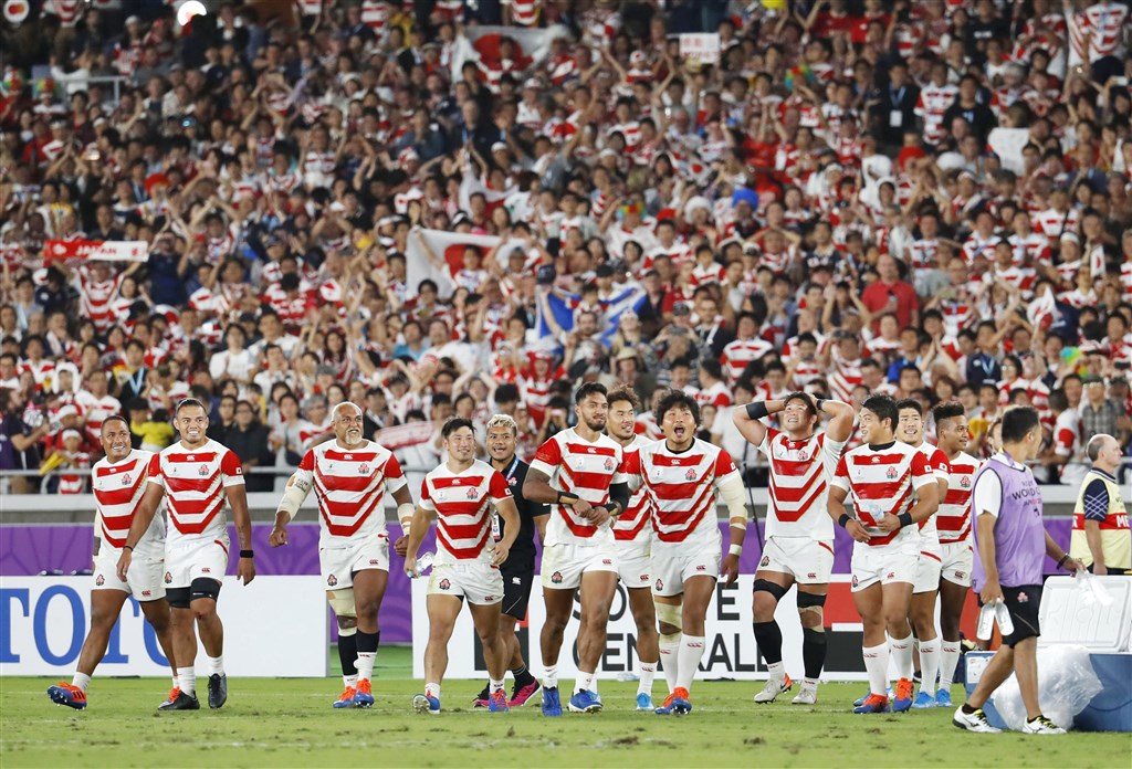 世界盃橄欖球賽日本隊13日以28比21贏蘇格蘭,隊史上首度挺進8強賽。圖為日本隊球員獲勝後面露喜悅。(共同社提供)