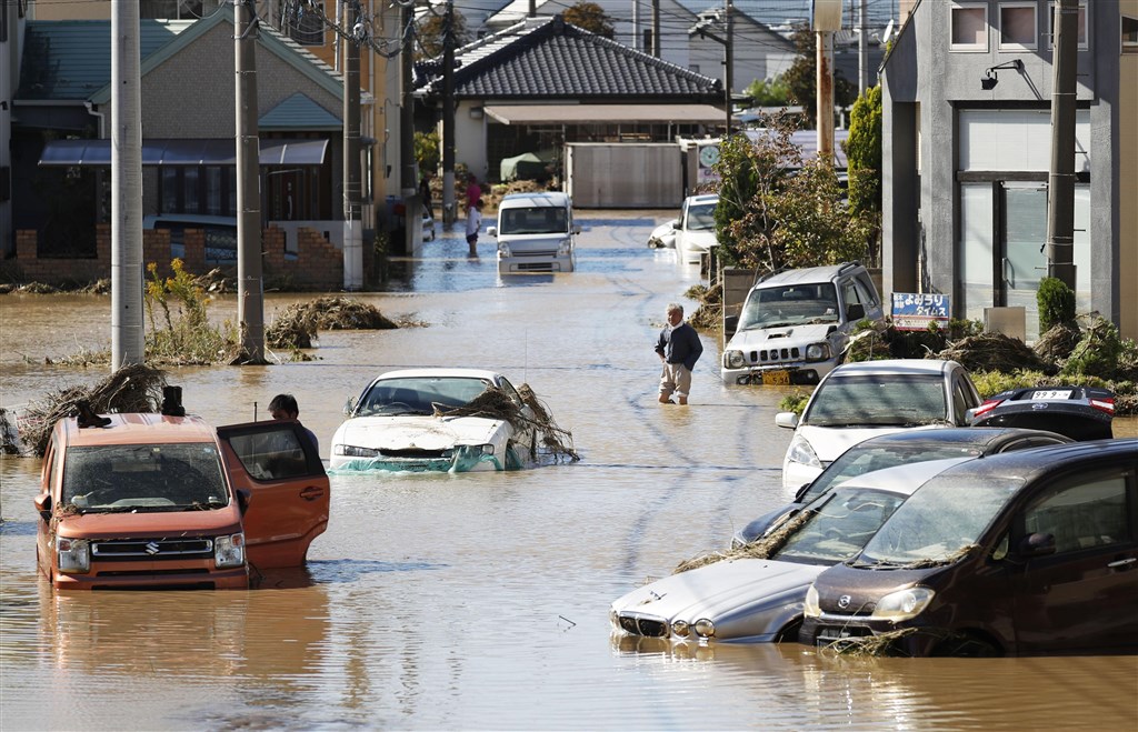 夾帶強烈風雨而來的颱風哈吉貝導致日本栃木縣秋山川氾濫。圖為栃木縣佐野市13日下午多輛車被水淹。(共同社提供)