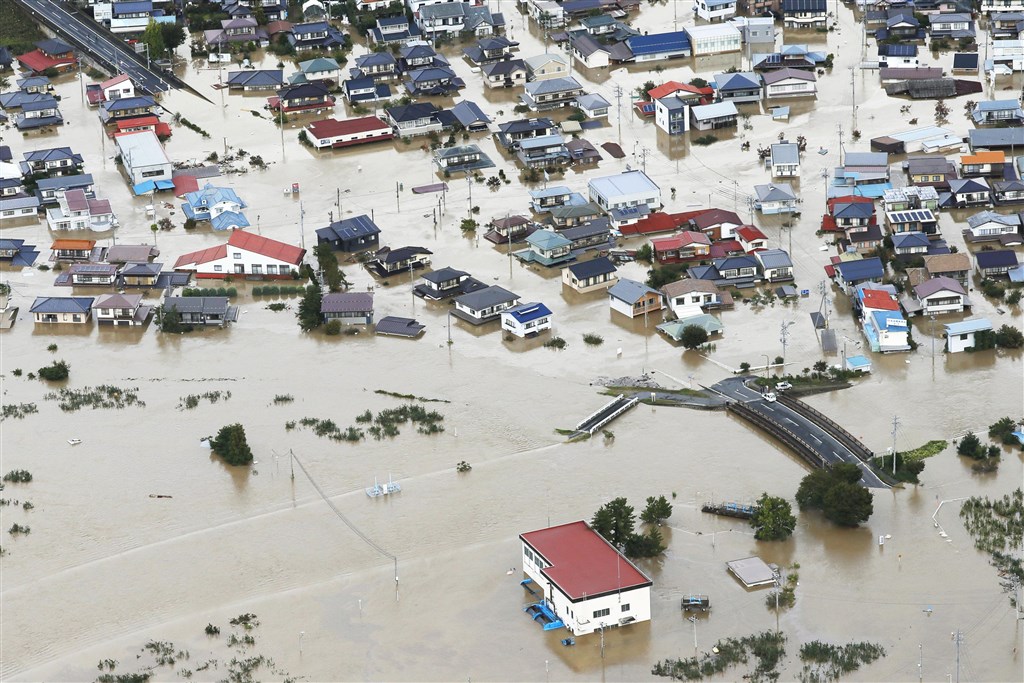 颱風哈吉貝挾帶強風豪雨侵襲日本,釀成嚴重災害。圖為長野住宅區淹水狀況。(共同社提供)