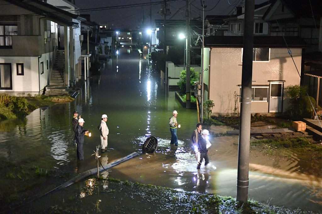 日本受到颱風哈吉貝肆虐,造成多處河川潰堤、民宅淹水等災情。圖為13日晚間新潟縣長岡市淹水災情。(共同社提供)