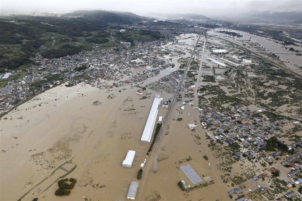 颱風哈吉貝襲日本,強風豪雨釀成嚴重災害。流經長野縣內的千曲川潰堤氾濫,導致長野JR東日本的長野新幹線車庫淹大水。圖中間是北陸新幹線的線路。(共同社提供)
