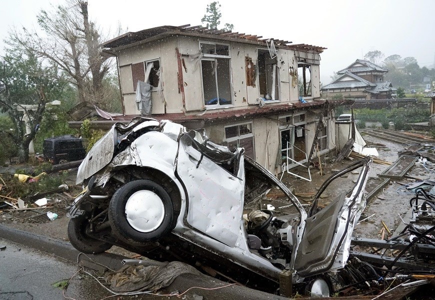 強颱哈吉貝威力堪比61年前造成逾1200人死亡的強颱狩野川。12日上午日本千葉縣市原市突然颳起強陣風,導致數棟民宅受損,汽車也被吹翻,造成包括孩童在內數人受傷。(共同社提供)