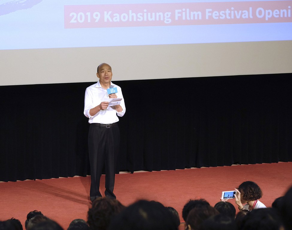 高雄市長韓國瑜(圖)10日出席高雄電影節開幕式遭一名戴口罩女子嗆聲,傳出警方當天調閱現場監視器追查對方行蹤,警方13日說,此舉是為確保對方安全。(高雄電影節提供)中央社記者洪健倫傳真 108年10月10日
