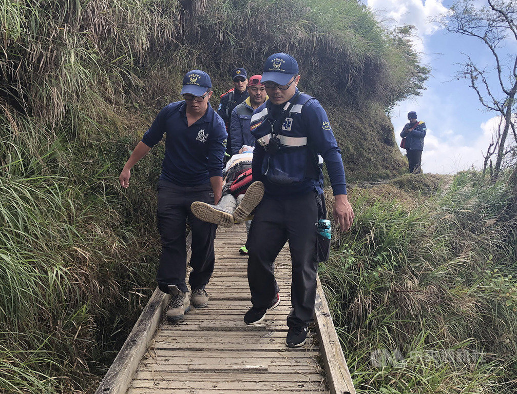 來自台中的邱姓男子14日率隊攀登玉山,途中卻突然暈倒,嘉義縣消防局獲報前往救援,但到場前邱男已無生命跡象,急救後緊急送醫仍宣告不治。(嘉義縣消防局提供)中央社記者蔡智明傳真 108年10月14日