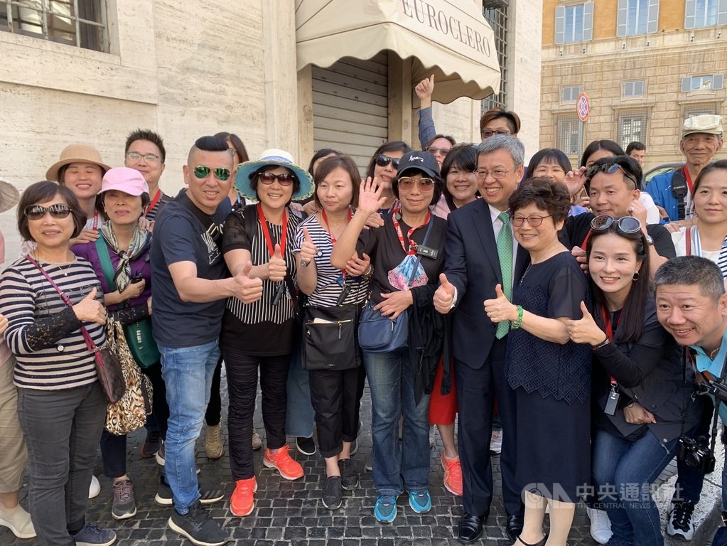 副總統陳建仁(左5)下午前往駐教廷使館途中,巧遇熱情台灣遊客要求合影。中央社記者黃雅詩梵蒂岡攝,108年10月13日