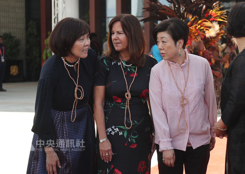 2018亞太經濟合作會議(APEC)今年在巴布亞紐幾內亞舉行,台灣領袖代表張忠謀夫人張淑芬(右)18日與各國領袖夫人一同合影留念,席間張淑芬與日本首相夫人安倍昭惠(左)及美國副總統夫人凱倫彭斯(Karen Pence)(中)聊天。(中央社檔案照片)