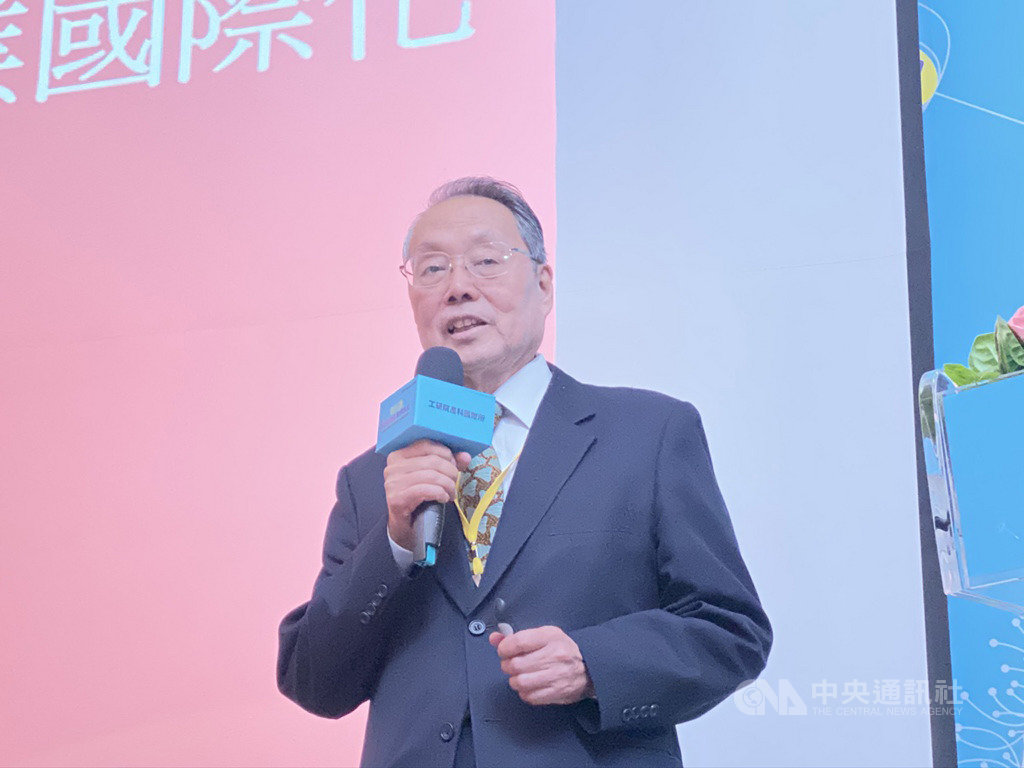 工業技術研究院14日舉辦年度專刊發表暨台灣科技服務新生態創新論壇,宏碁集團創辦人施振榮演講時呼籲,台灣需要在現有基礎上建構新的核心能力,在人文應用方面可以做出更多示範。中央社記者吳家豪攝 108年10月14日