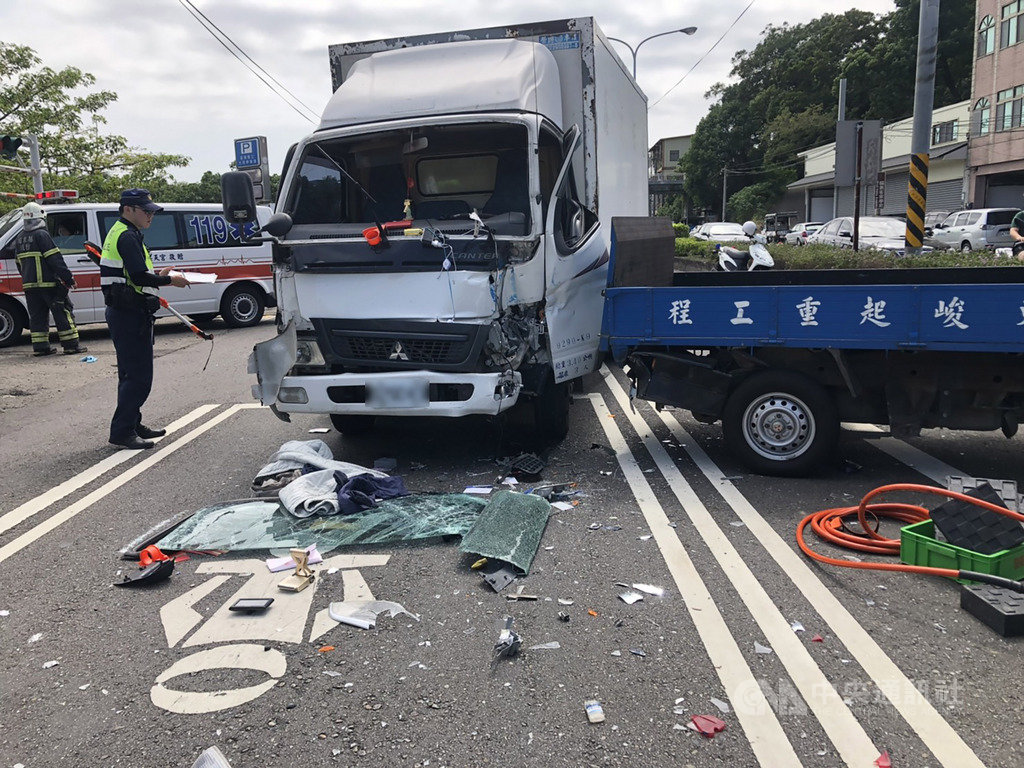 苗栗市台13線與中山路口14日發生一起追撞車禍,一輛3.5噸白色貨車疑似未注意前方左轉車道,追撞2輛停等紅燈車輛,造成3人受傷。確切事故原因仍在釐清中。(翻攝畫面)中央社記者管瑞平傳真 108年10月14日
