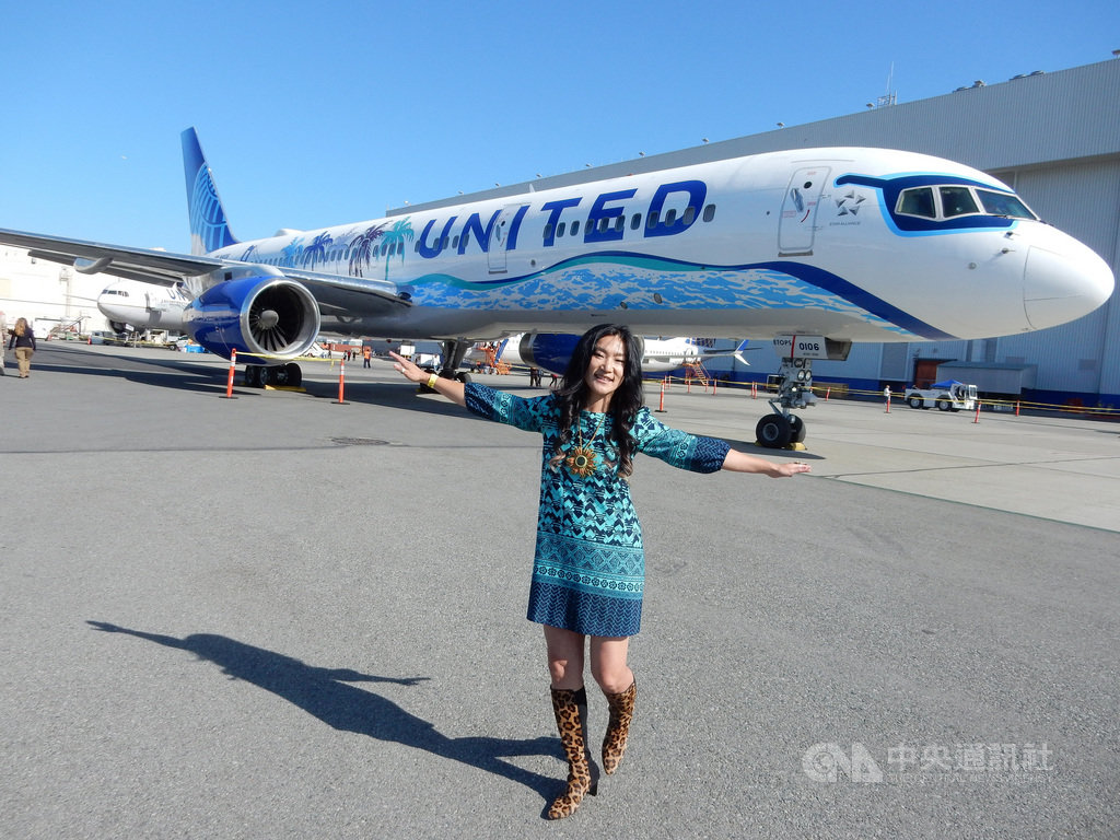 由牟宗瑋設計、充滿美國加州風情的設計圖,在聯合航空UA757班機亮相,她很高興藝術之夢成真,在沒有文化界線的平台彩繪,顯現台灣女藝術家的生命力。中央社記者周世惠舊金山攝 108年10月14日