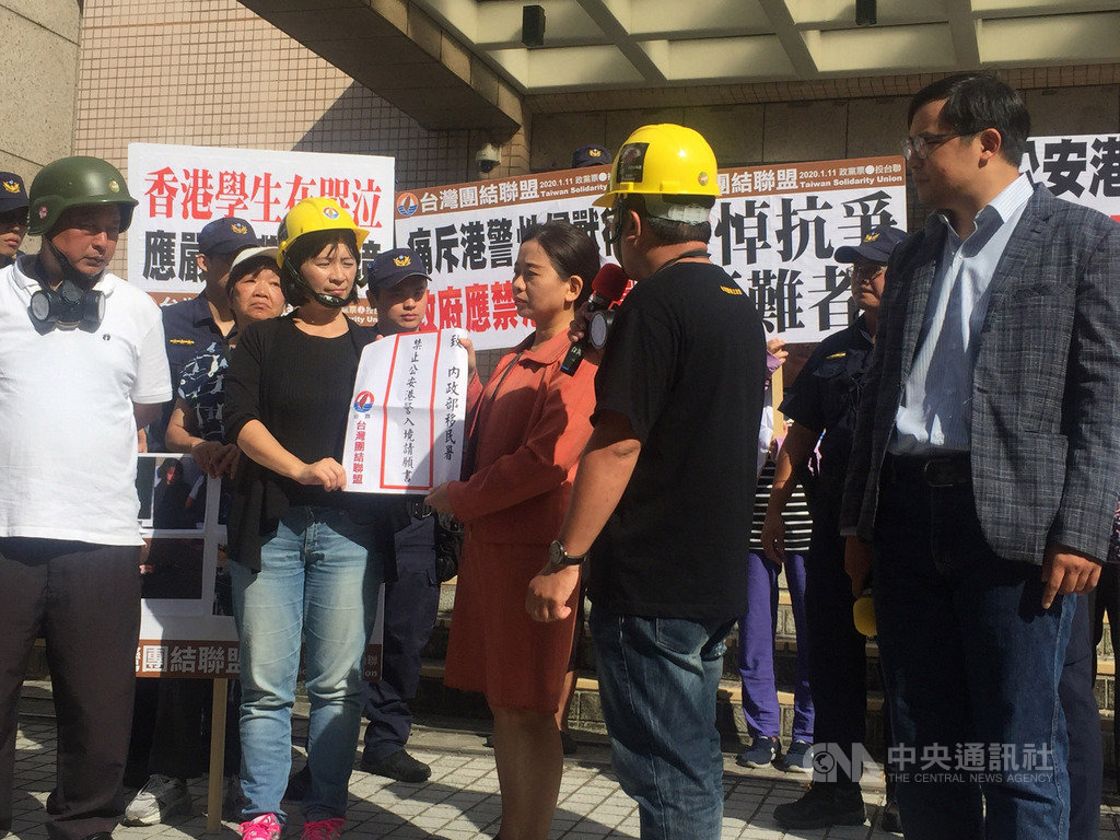 香港「反送中」衝突頻傳;台灣團結聯盟14日召開記者會呼籲移民署應禁止具公安、港警和速龍小隊身分者入境;移民署表示,一切依法處置。中央社記者黃麗芸攝 108年10月14日