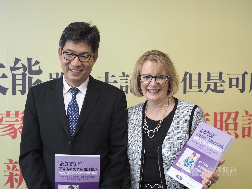 台灣認知功能促進協會理事長甄瑞興(左)致力於失智症醫療,他翻譯的認知悠能蒙特梭利失智照護模式一書,重視患者本身的能力、興趣、需求,希望引進台灣幫助更多失智症家庭,讓失智者尊嚴生活。中央社記者陳偉婷攝 108年10月14日