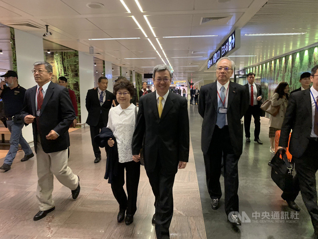 副總統陳建仁夫婦(中)14日上午11時30分左右結束訪問教廷4天行程,搭機返國。(駐教廷大使館提供)中央社記者黃雅詩梵蒂岡傳真 108年10月14日