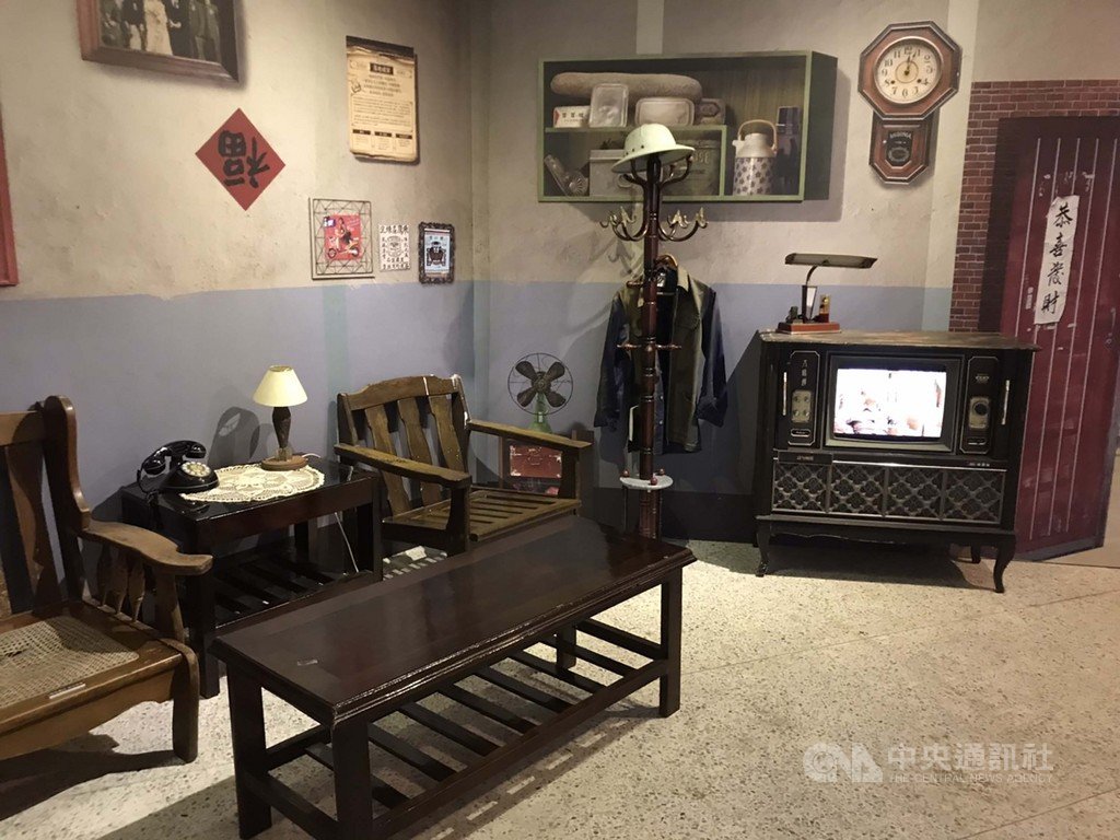 歷經停辦的台北市眷村文化節14日晚間登場,今年文化局以「眷鳥2019」為題,並與新北、基隆、桃園等地的眷村串聯。圖為特展中的眷村布置。中央社記者陳怡璇攝 108年10月14日