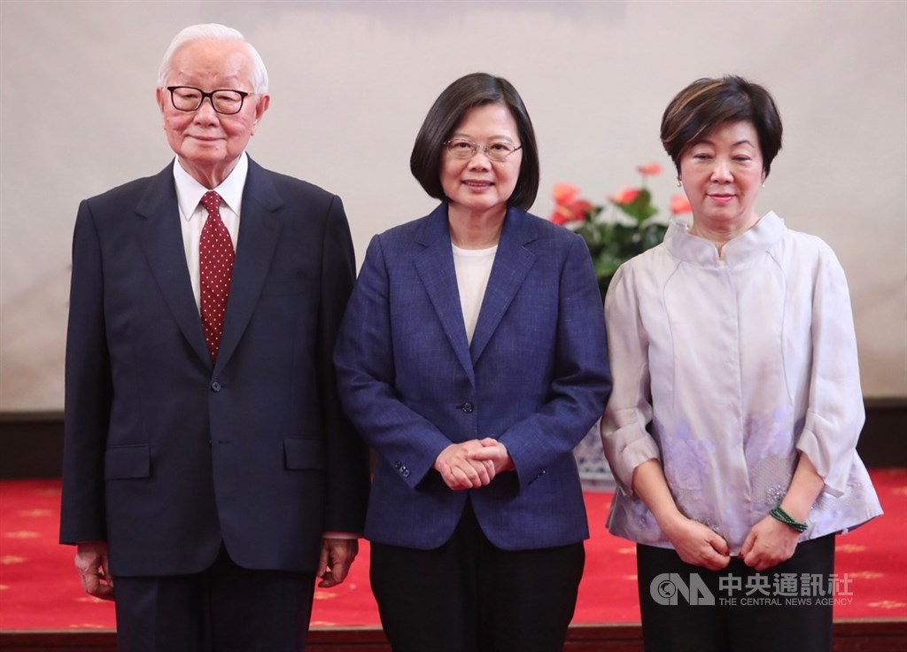 總統蔡英文(中)14日上午在總統府舉行記者會,宣布APEC領袖代表由台積電創辦人張忠謀(左)出任。右為張忠謀妻子張淑芬。中央社記者吳家昇攝 108年10月14日