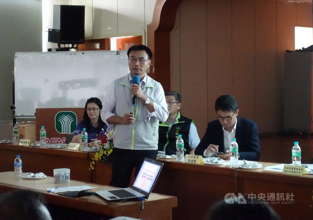 農委會主委陳吉仲(立者)14日到雲林與青農座談時,鼓勵農民可以參加農委會推動的「對地綠色環境給付」計畫,鼓勵農友生產高品質稻穀,銷售自由市場,也多一個領取直接給付、不交公糧的選擇。中央社記者蔡智明攝 108年10月14日
