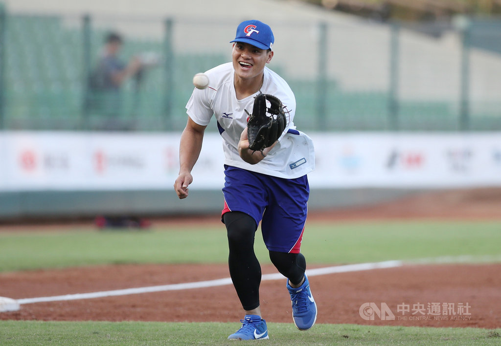 2019年亞洲棒球錦標賽14日在台中洲際棒球場開打,中華隊晚間首戰對上香港,旅美好手張育成因球團限制無法出賽。圖為張育成在比賽前進行守備練習。中央社記者張新偉攝 108年10月14日