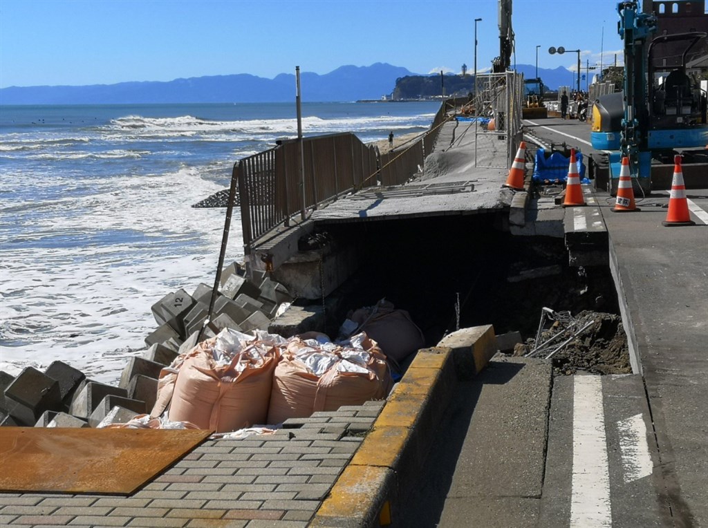 颱風哈吉貝12日到13日重創日本部分地區,鎌倉市13日傳出離江之島電鐵稻村崎站不遠處的濱海人行步道塌陷。(圖取自twitter.com/kamakura_kyokai)
