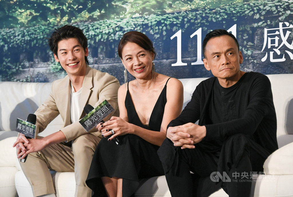 藝人柯淑勤(中)演出國片「陽光普照」,與陳以文(右)飾演夫妻,許光漢(左)則是他們劇中長子。柯淑勤14日表示,很多場戲都要面對豔陽演出,對她而言挑戰很高。(甲上娛樂提供)中央社記者洪健倫傳真 108年10月14日