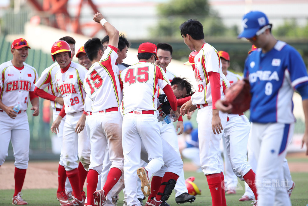 2019第29屆亞洲棒球錦標賽14日開打,中午首戰由中國(白衣)與南韓(藍衣)在台中洲際棒球場交手,中國10局下靠著再見失誤,以4比3擊退韓國隊,中國選手賽後難掩興奮。中央社記者張新偉攝 108年10月14日