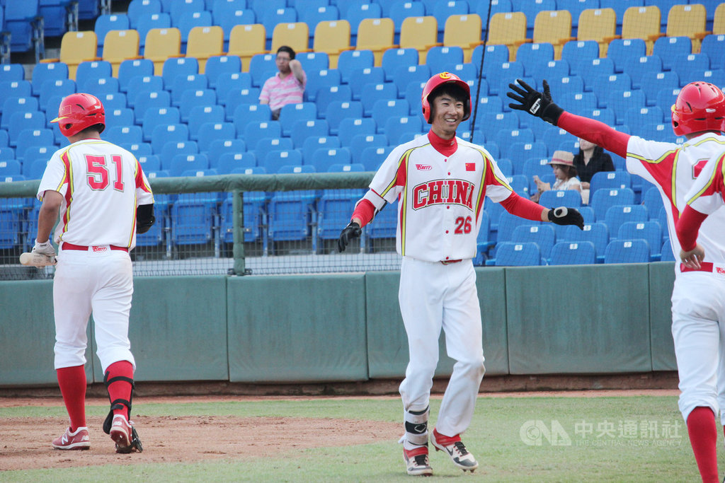 2019第29屆亞洲棒球錦標賽14日在台中洲際棒球場開打,中午首戰中國隊第3棒楊晉(中)繳猛打賞,包辦3分打點,終場以4比3擊退韓國奪勝。中央社記者楊啟芳攝 108年10月14日