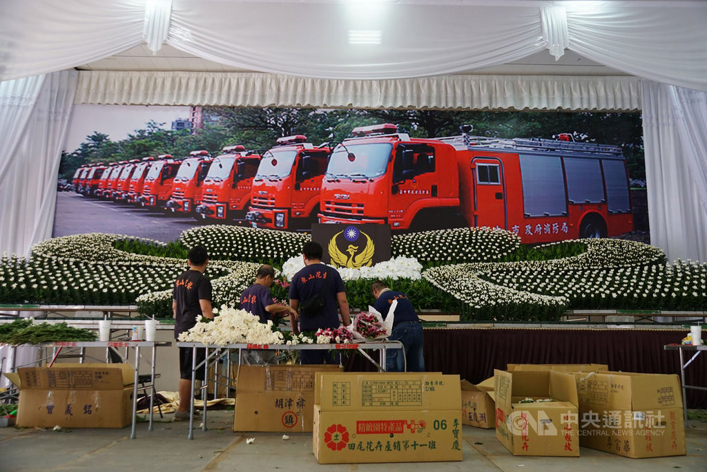 台中大雅工廠火警造成消防員謝志雄、張哲嘉不幸殉職,兩人的聯合公祭將在15日舉行,承辦禮儀公司表示,會場花山將以「手型線條」呈現,象徵救火英雄守護人民安全的情操。(業者提供)中央社記者蘇木春傳真 108年10月14日