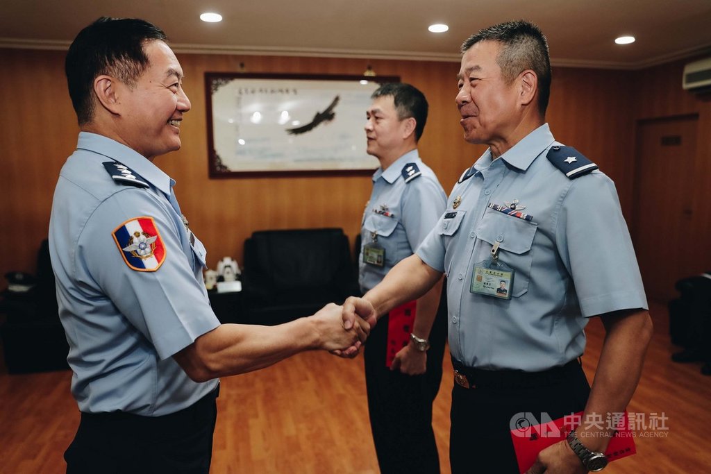 雷虎小組AT-3教練機、經國號IDF戰機及各式直升機,在空軍空中管制組(ACT)精準時間控制下於雙十國慶完美演出,國防部參謀總長沈一鳴上將(左)14日慰勉。(軍聞社提供)中央社記者游凱翔傳真 108年10月14日