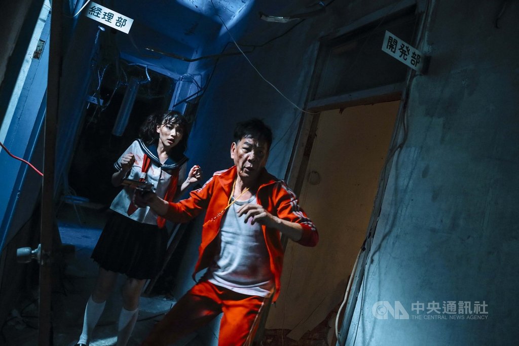 國片「江湖無難事」趁著國慶日4天連假檔期上映,全台票房卻僅開出約新台幣600萬元的成績。但本片在業界與網路上卻廣受好評,除主角邱澤外,演員龍劭華(右)與姚以緹(左)的表現也受到不少網友肯定。(華映娛樂提供)中央社記者洪健倫傳真 108年10月14日