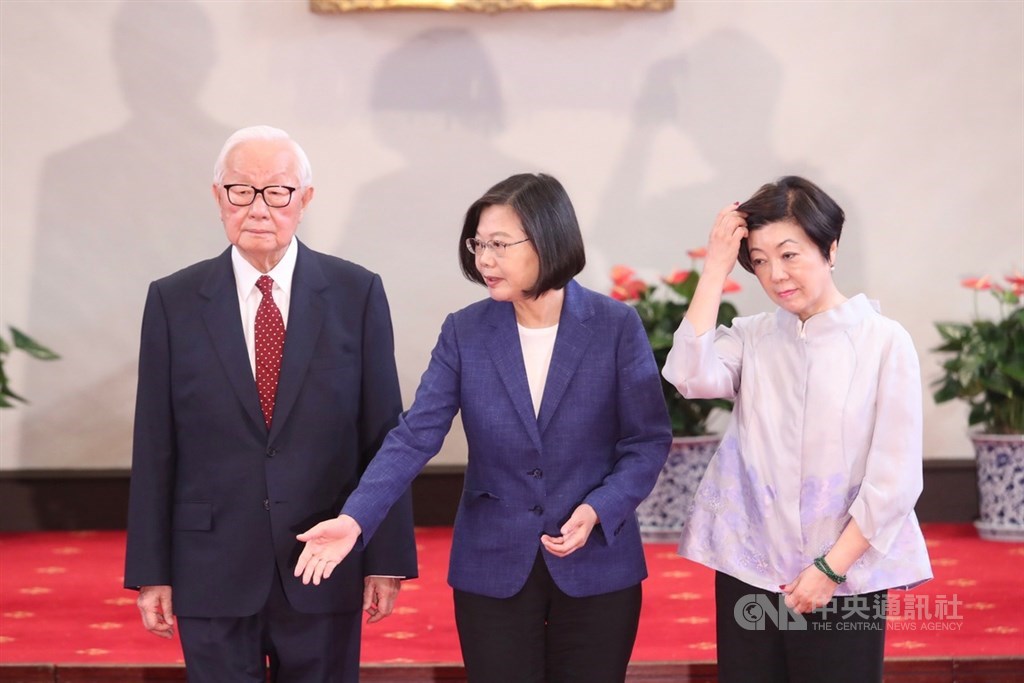 今年亞太經濟合作會議(APEC)經濟領袖會議,11月16、17日將在智利聖地牙哥舉行,總統蔡英文(中)14日上午宣布由台積電創辦人張忠謀(左)再度出任領袖代表。右為張忠謀妻子張淑芬。中央社記者吳家昇攝 108年10月14日