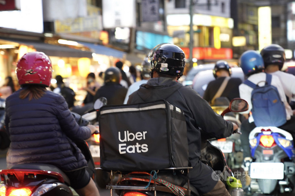 近來接連發生美食服務平台外送員車禍死亡意外,勞動部14日針對foodpanda及Uber Eats兩大業者進行勞檢,晚間並宣布,判定兩業者與外送員屬「僱傭關係」,如未能提供相關資訊,屬情節重大,最高可各開罰新台幣175萬元。中央社記者徐肇昌攝 108年10月14日
