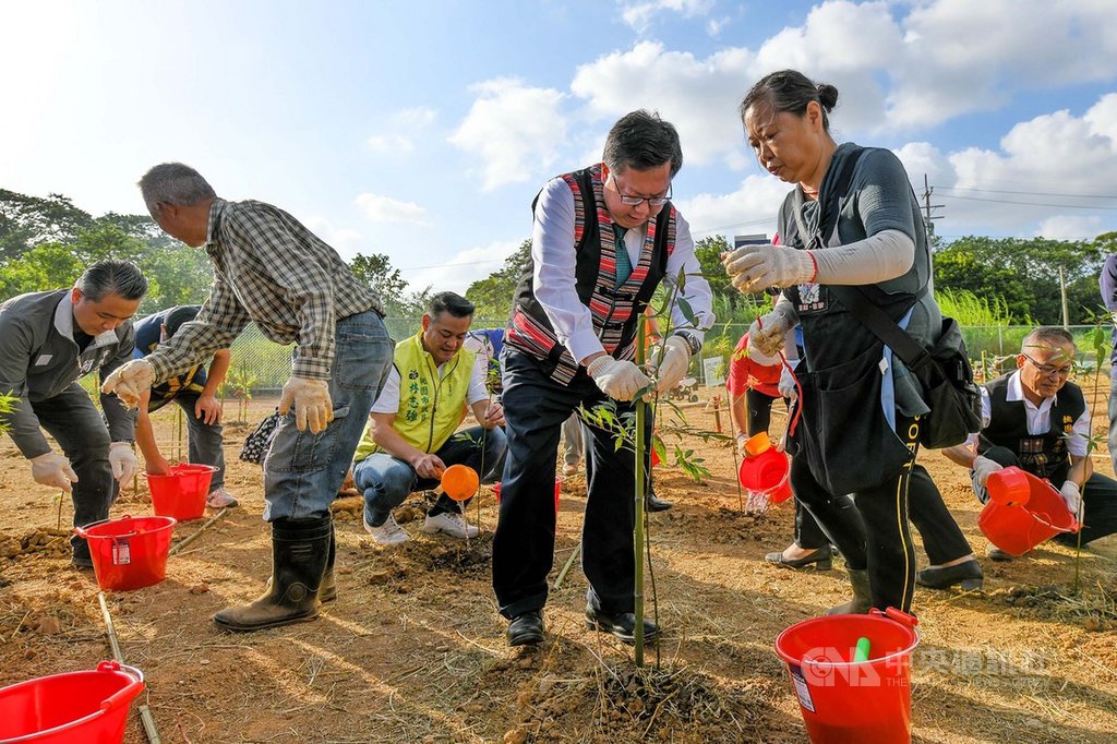 桃園市長鄭文燦(前右2)表示,市府特別在平鎮區打造「桃園市原住民族傳統農耕示範區」,讓離鄉背井的族人也可以重溫部落農作生活,打造個人特色農園。中央社記者吳睿騏桃園攝 108年10月14日