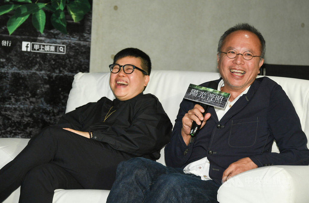 國片「陽光普照」導演鍾孟宏(右)14日受訪時透露,他在片中不擅長與子女溝通的父親角色身上,放入很多自己身為人父的心境;監製葉如芬(左)則稱讚鍾孟宏個性溫暖,「只有內心柔軟的人才能拍出這個故事」。(甲上娛樂提供)中央社記者洪健倫傳真 108年10月14日