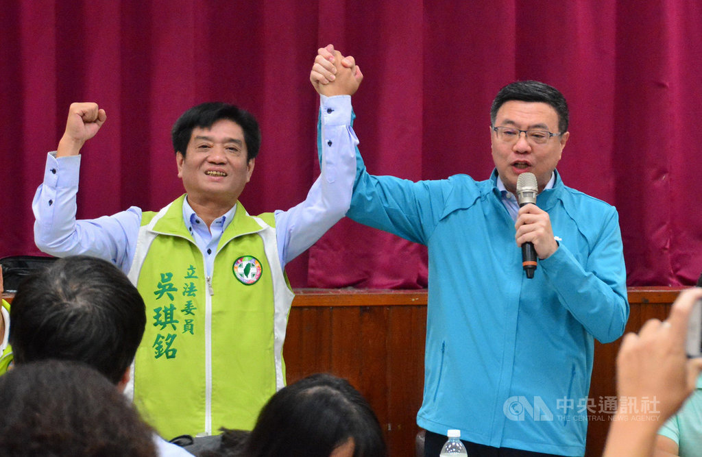 民進黨主席卓榮泰(右)14日到新北市土城區清溪活動中心,與黨籍立委吳琪銘(左)的輔選幹部座談,全力推薦吳琪銘,盼選民支持讓新北的土城變成黃金城。中央社記者黃旭昇新北市攝 108年10月14日