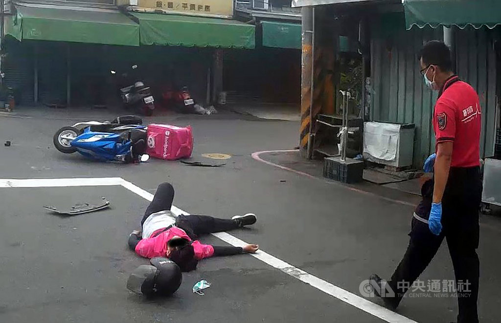 嘉義市一名美食外送平台foodpanda游姓女外送員14日騎車不慎與小貨車發生擦撞後倒地,所幸僅手腳擦傷,送醫後已無大礙。(嘉義市消防局提供)中央社記者黃國芳傳真 108年10月14日
