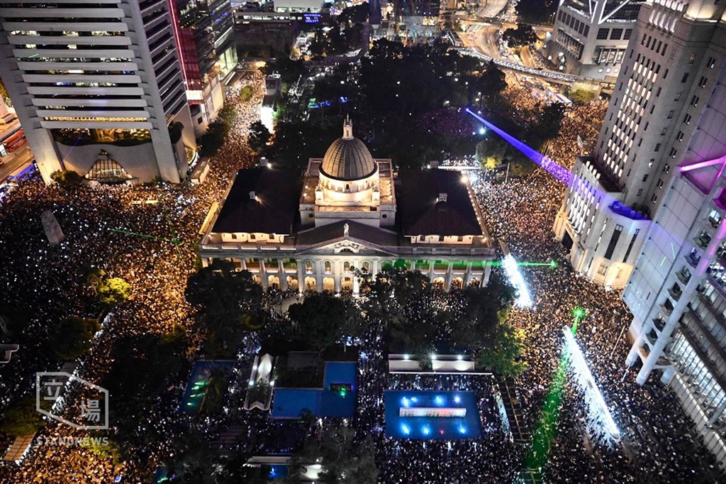「香港人權民主法案集氣大會」14日晚間7時在中環遮打花園舉行,這是香港頒布禁蒙面法後,第一場獲得警方批准的「反送中」集會,主辦單位宣布至少有13萬人參加。(立場新聞提供)