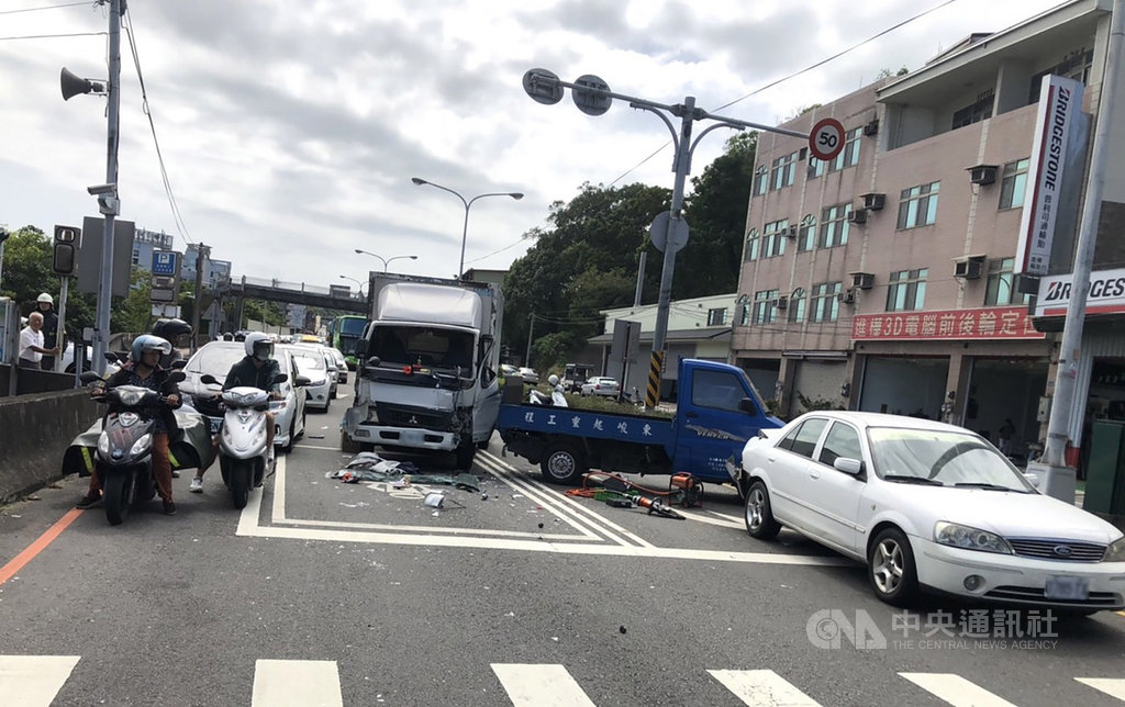 一輛3.5噸白色貨車14日行經行經台13線苗栗路段,在苗市中山路口處,撞上等紅燈的藍色小貨車及自小客車,這起事故造成肇事駕駛邱姓男子左腳受傷,遭撞小貨車張姓駕駛頭、手挫傷,自小客車駕駛黃姓女子輕微擦傷,所幸傷勢都不嚴重,3方經酒測值均為零。(翻攝畫面)中央社記者管瑞平傳真 108年10月14日