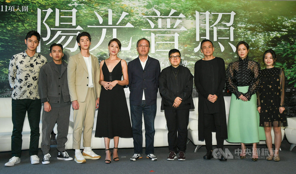 國片「陽光普照」11月1日將正式在台上映,14日下午在台北舉行宣傳記者會,導演鍾孟宏(中)、監製葉如芬(右4)率片中主要演員出席。(甲上娛樂提供)中央社記者洪健倫傳真 108年10月14日