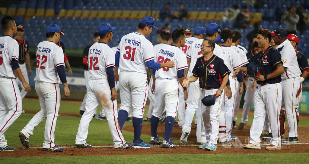 2019第29屆亞洲棒球錦標賽14日起正式開打,中華隊(白衣)首戰在台中洲際球場與香港隊(黑衣)對壘,終場中華以17比2提前在5局擊退香港,首戰告捷,賽後雙方球員握手致意。中央社記者張新偉攝 108年10月14日