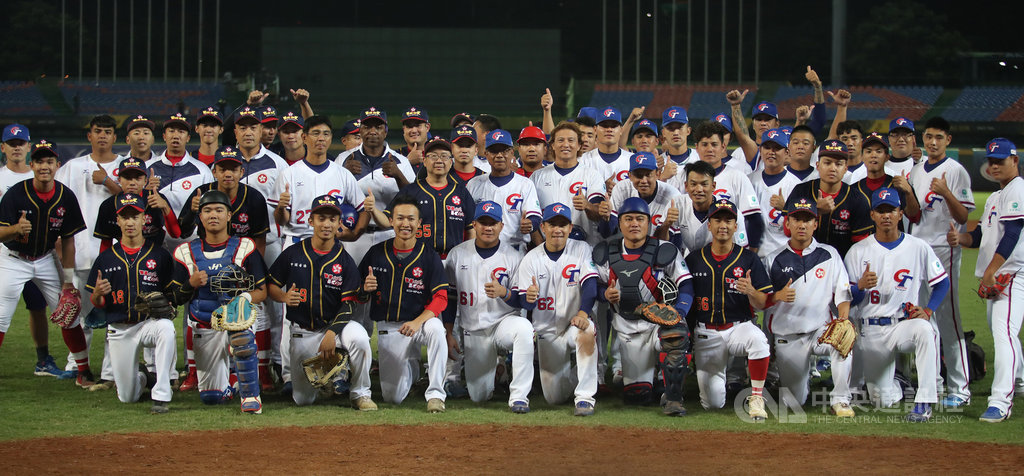 2019第29屆亞洲棒球錦標賽14日在台中洲際棒球場開打,中華隊(白衣)首戰交手香港隊(黑衣),中華隊在5局以17比2擊退香港,奪下首勝,賽後兩隊合影留念。中央社記者張新偉攝 108年10月14日
