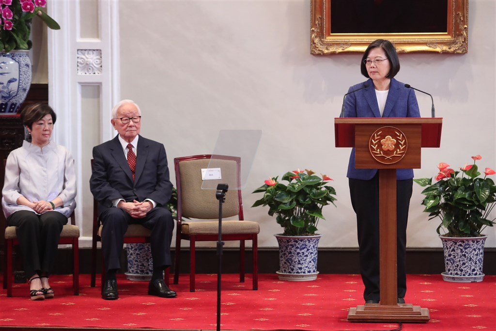 今年APEC經濟領袖會議11月16、17日將在智利舉行,總統蔡英文(右)14日上午召開記者會,宣布領袖代表由台積電創辦人張忠謀(左2)擔任。 中央社記者吳家昇攝 108年10月14日